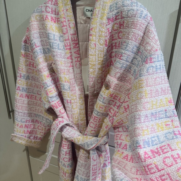 Chanel 2024 - multicolor logo tweed coat - rare, stunning iconic - Picture 4 of 8